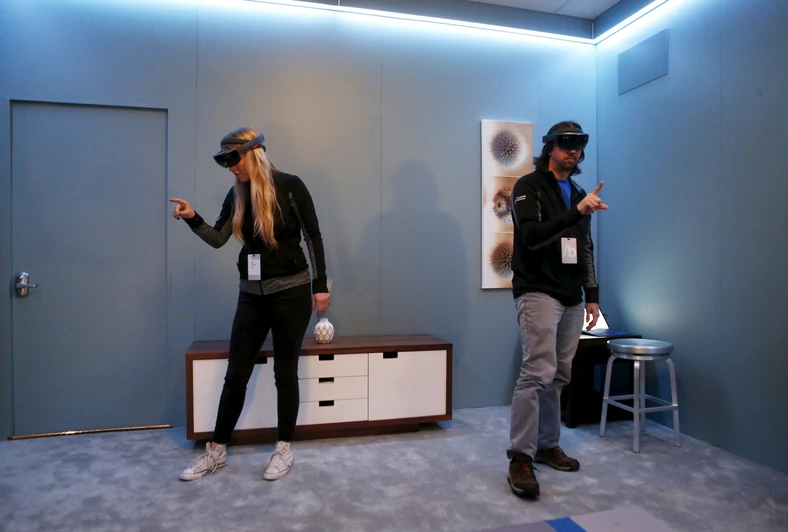 Pokaz HoloLens podczas konferencji Build 2016 w San Francisco
