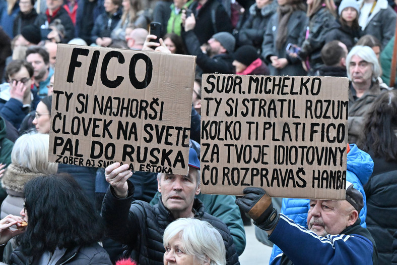 Protest w szóstą rocznicę zabójstwa słowackiego dziennikarza Jana Kuciaka i jego partnerki Martiny Kusnirovej w Bratysławie, Słowacja, 21 lutego 2024 r.