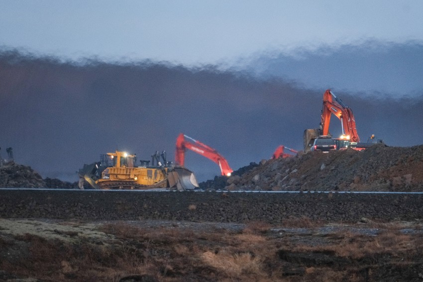 Radnici rade na odbrani od lave