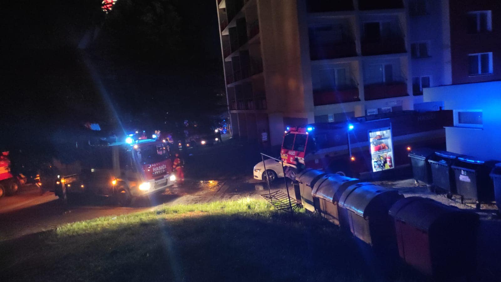 Požiar bytu na piatom poschodí domu hasičom nahlásili krátko pred 1.00 h.