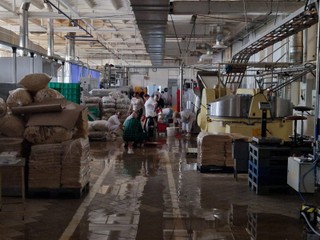 Zalane powodzią Cukry Nyskie walczą o przetrwanie, ale płacą pracownikom