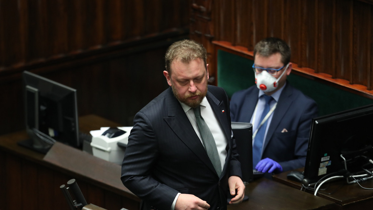 Koronawirus: minister zdrowia Łukasz Szumowski bez maseczki w sejmie. Dlaczego?