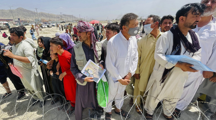 Több száz ember gyülekezik a kabuli nemzetközi repülőtér közelében 2021. augusztus 17-én. Vasárnap óta 12-en haltak meg a reptérnél Fotó: MTI/AP