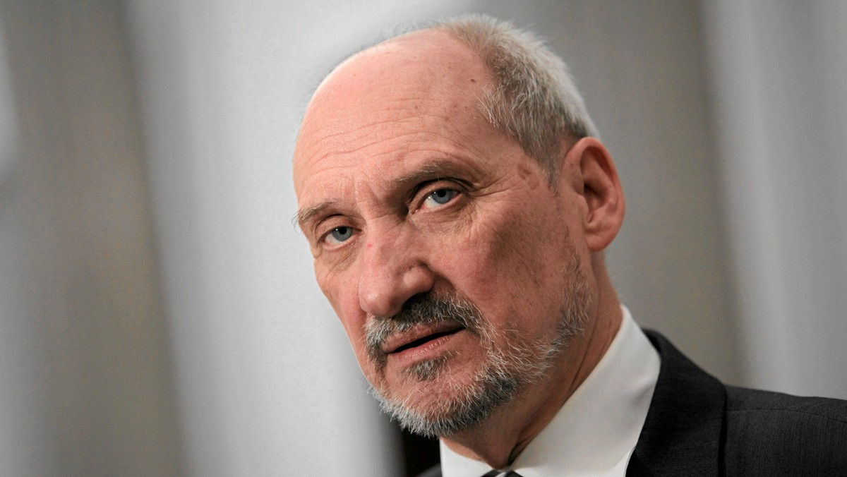 Szef parlamentarnego zespołu badającego katastrofę smoleńską Antoni Macierewicz (PiS) powiedział, że wszystko wskazuje na to, iż w trakcie lotu Tu-154M do Smoleńska prowadzono negocjacje między stroną rosyjską a polską ambasadą i "zapewne MSZ" w sprawie miejsca lądowania. Zdaniem Macierewicza te rozmowy spowodowały "chaos" i mogły mieć wpływ na "dramatyczne zakończenie tego lotu".