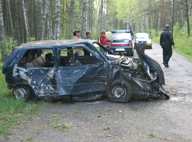 Rozbił auto i nie pomógł rannym dzieciom