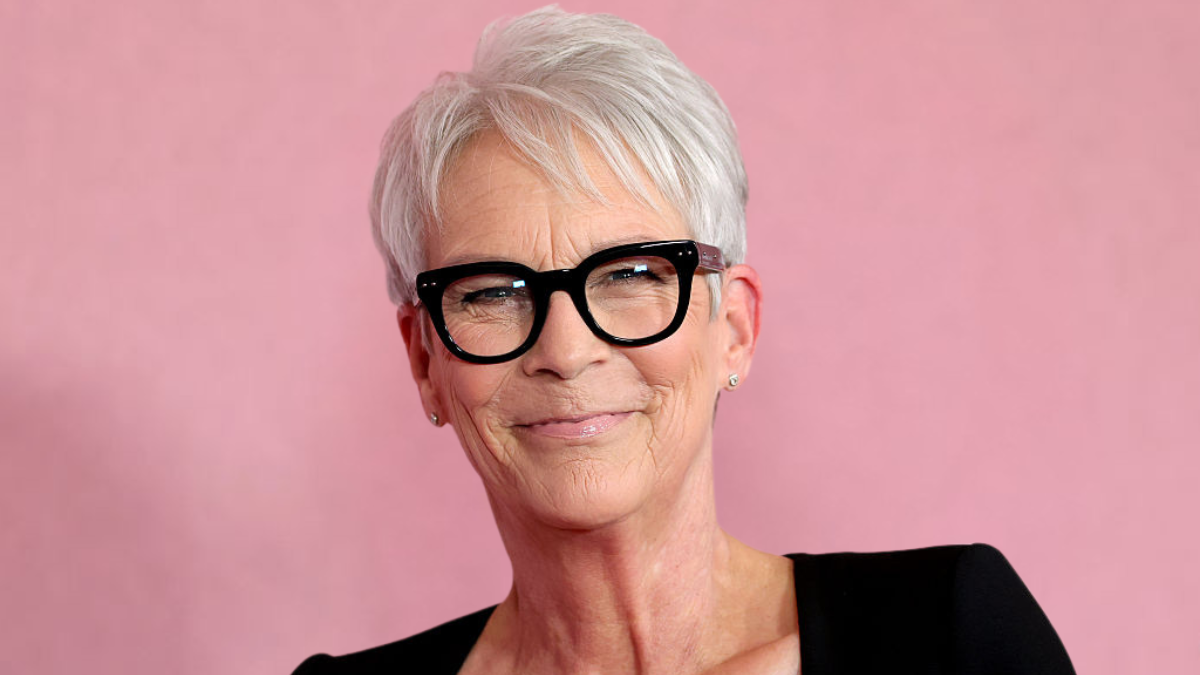 A 66 éves Jamie Lee Curtis hatalmas dekoltázsától még te is zavarba jössz, merész ruhadarabot vállalt be a színésznő