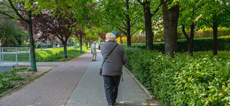 Samotność 80-latków. "Telefon odbiera, ale mówi, że nie ma czasu rozmawiać"