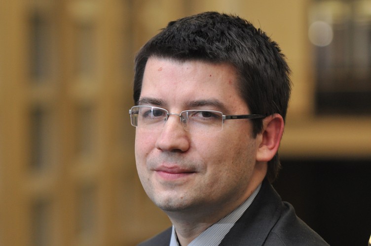 <strong>8. Mariusz Haładyj, wiceminister gospodarki, spadek z pozycji 6.</strong>
<br></br>
Jego przełożony, Janusz Piechociński, nazywa go najwybitniejszym legislatorem młodego pokolenia. I z tą opinią zgadzają się nie tylko współpracownicy Haładyja, lecz również prawnicy działający na rynku. Kluczowy projekt Ministerstwa Gospodarki, prawo działalności gospodarczej, to jego legislacyjne dziecko. Minister Haładyj bierze też aktywny udział w pracach nad nowym prawem restrukturyzacyjnym, a ze strony resortu wspierał nowelizację upadłości konsumenckiej, która weszła w życie 31 grudnia 2014 r. i jest powszechnie chwalona. Wiele osób mówi, że biorąc pod uwagę wiek, wysokie kompetencje oraz umiejętność odnalezienia się w polityce, stanowisko wiceministra to nie szczyt możliwości Haładyja.
<br></br>
Warto zaznaczyć, że jest osoba bardzo kontaktową i zawsze znajduje czas dla tych, którzy chcą z nim porozmawiać. Jeśli jest zbyt zajęty w ciągu dnia, odpisuje na maile choćby w nocy
<br></br>
PSŁ<br></br>