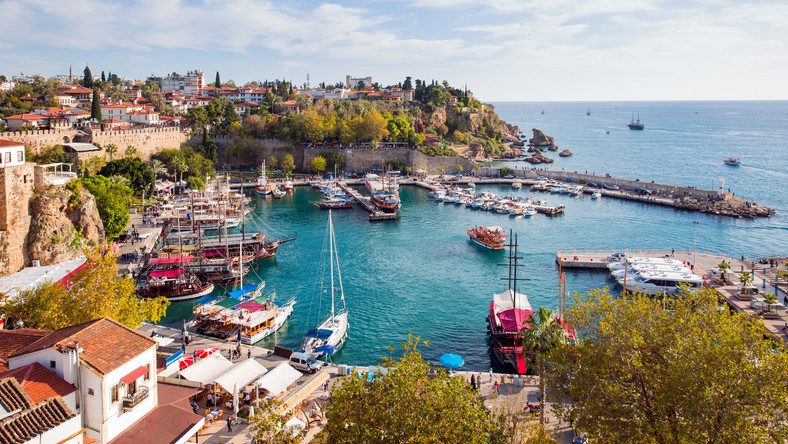 Turcja w każdym standardzie jest znacznie tańsza niż oferty greckie - przekonuje PAP Life ekspert branży turystycznej Radosław Damasiewicz. Jak wynika z analiz, to właśnie Turcja - nie tylko ze względów cenowych - tego lata zdetronizuje Grecję jako cel wakacyjnych podróży.