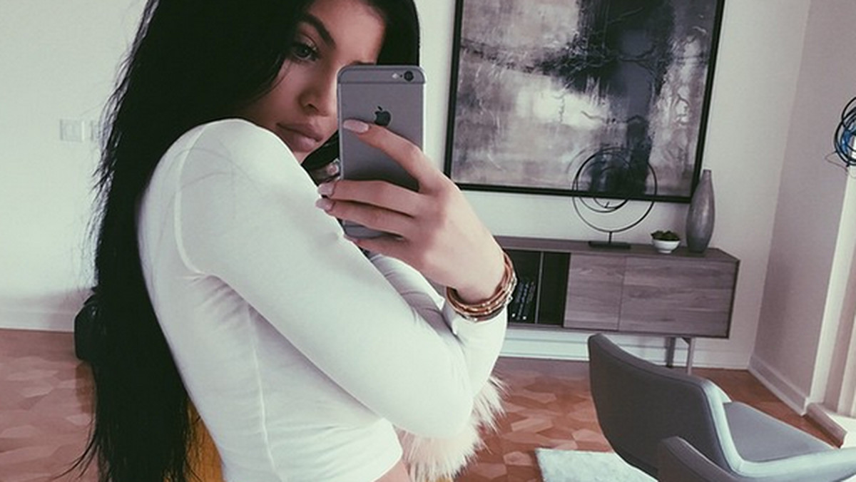 Kylie Jenner to 17-letnia gwiazda, która może się pochwalić niemałym majątkiem. Niedawno zafundowała sobie posiadłość, która jest warta około trzech milionów dolarów.