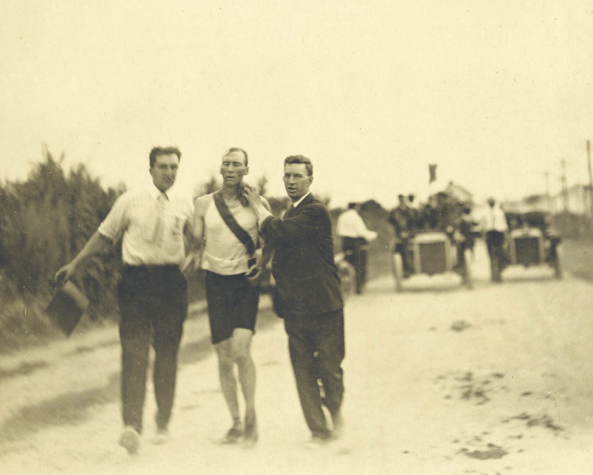 Thomas Hicks na trasie maratonu na igrzyskach w 1904 r.