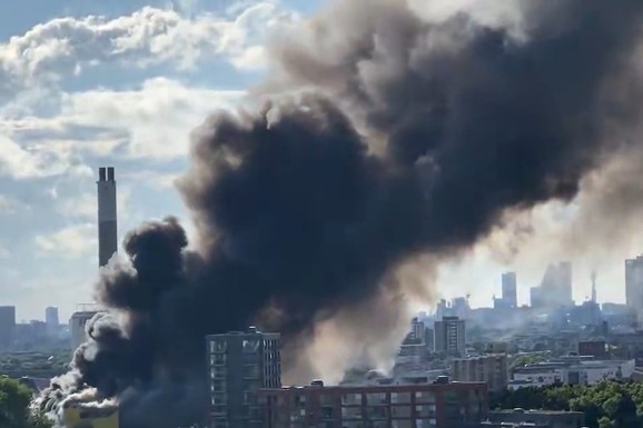 (VIDEO) OGROMAN POŽAR BUKTI U LONDONU, VIDI SE IZ 