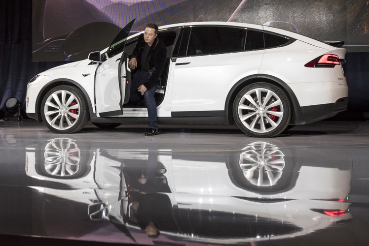 Model X, w ekskluzywnej wersji „Signature”, został wyposażony w akumulator o mocy 90 kWh, dzięki któremu samochód przejedzie do 402 km na jednym ładowaniu. Do 100 kilometrów siedmioosobowy samochód rozpędza się w ok 3,8 sekundy. Cena wersji „Signature” waha się od 132 do 144 tysięcy dolarów. Te dodatkowe 12 tys. dolarów zapłacimy za tryb “Ludicrous”, dzięki któremu „do setki” Model X rozpędzi się w 3,2 sekundy. Podstawowa wersja Modelu X kosztować będzie natomiast o 5 tys. dolarów więcej od podstawowej wersji Modelu S (74,5 tys. dolarów).
