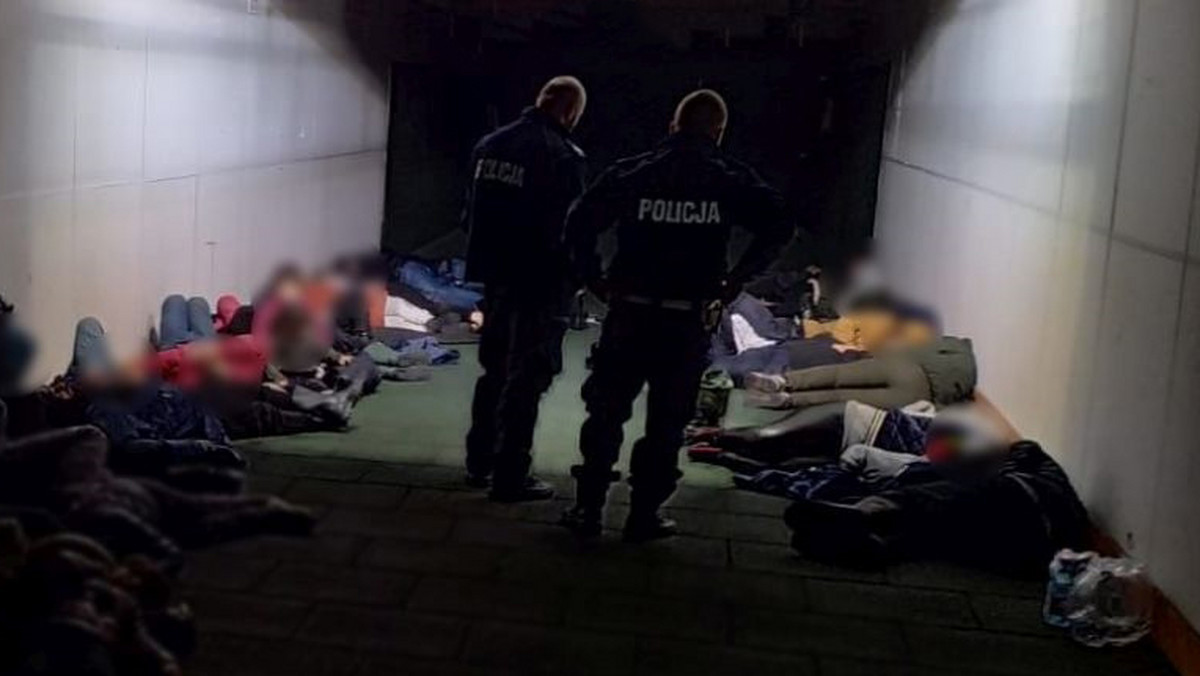 Policjanci z Sulęcina zatrzymali nielegalny transport imigrantów. 41 osób