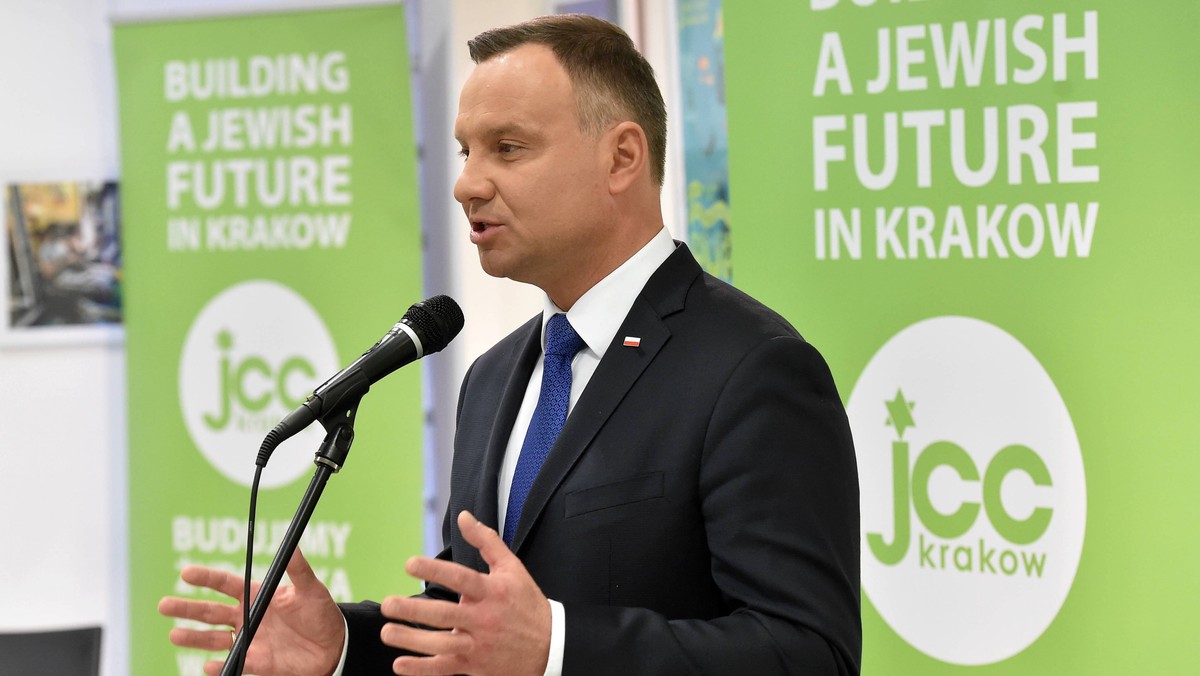 Andrzej Duda podczas spotkania ze społecznością żydowską w Krakowie zabrał głos w sprawie napiętych stosunków Polski i Izraela oraz nowelizacji ustawy o IPN. Spotkanie zostało zorganizowane w siedzibie Centrum Społeczności Żydowskiej (Jewish Community Centre of Krakow). Uczestniczyła w nim także małżonka prezydenta Agata Kornhauser-Duda.