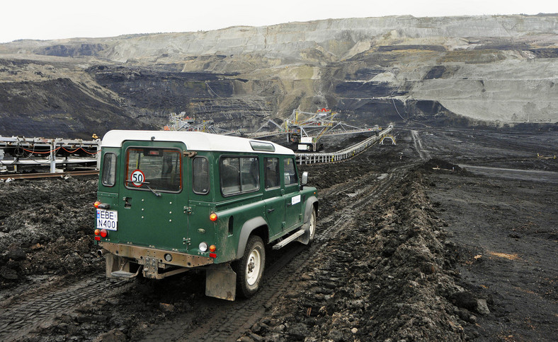 Odkrywkowa kopalnia węgla brunatnego i elektrownia w Bełchatowie, należące do grupy PGE (9). Fot. Bloomberg.