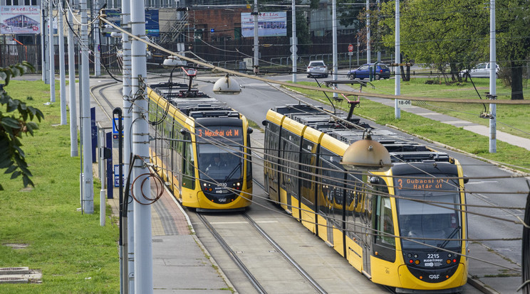 A Budapesti Közlekedési Központ (BKK) 3-as vonalon közlekedő spanyol gyártmányú CAF Urbos típusú villamosai Kőbányán, a Bihari úton / Illusztráció: MTVA/Bizományosi: Róka László