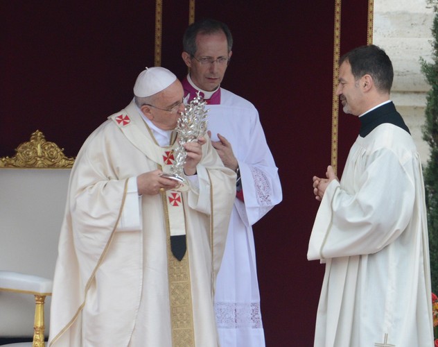 Papież Franciszek całuje relikwię Jana XXIII w trakcie mszy kanonizacyjnej. Fot. PAP/Jacek Turczyk