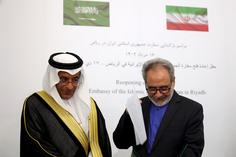 Ali al-Jussef z saudyjskiego MSZ i irański konsul Hassan Zarnegar podczas otwarcia ambasady Iranu w Rijadzie, czerwiec 2023 r.
