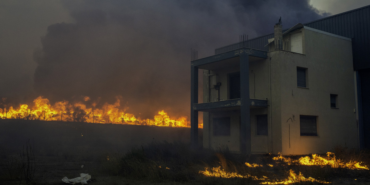 Pożaru w wiosce Sesklo w środkowo-wschodniej Grecji. 26 lipca 2023 r.