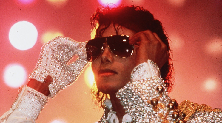 Egy rajongó Michael Jackson 1984-ben hordott flitteres kesztyűjét vette meg /Fotó: Northfoto