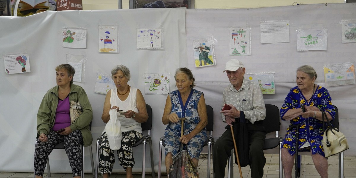 Mieszkańcy Melitopola w oczekiwaniu na paczki żywnościowe w centrum pomocy w mieście okupowanym przez Rosjan.