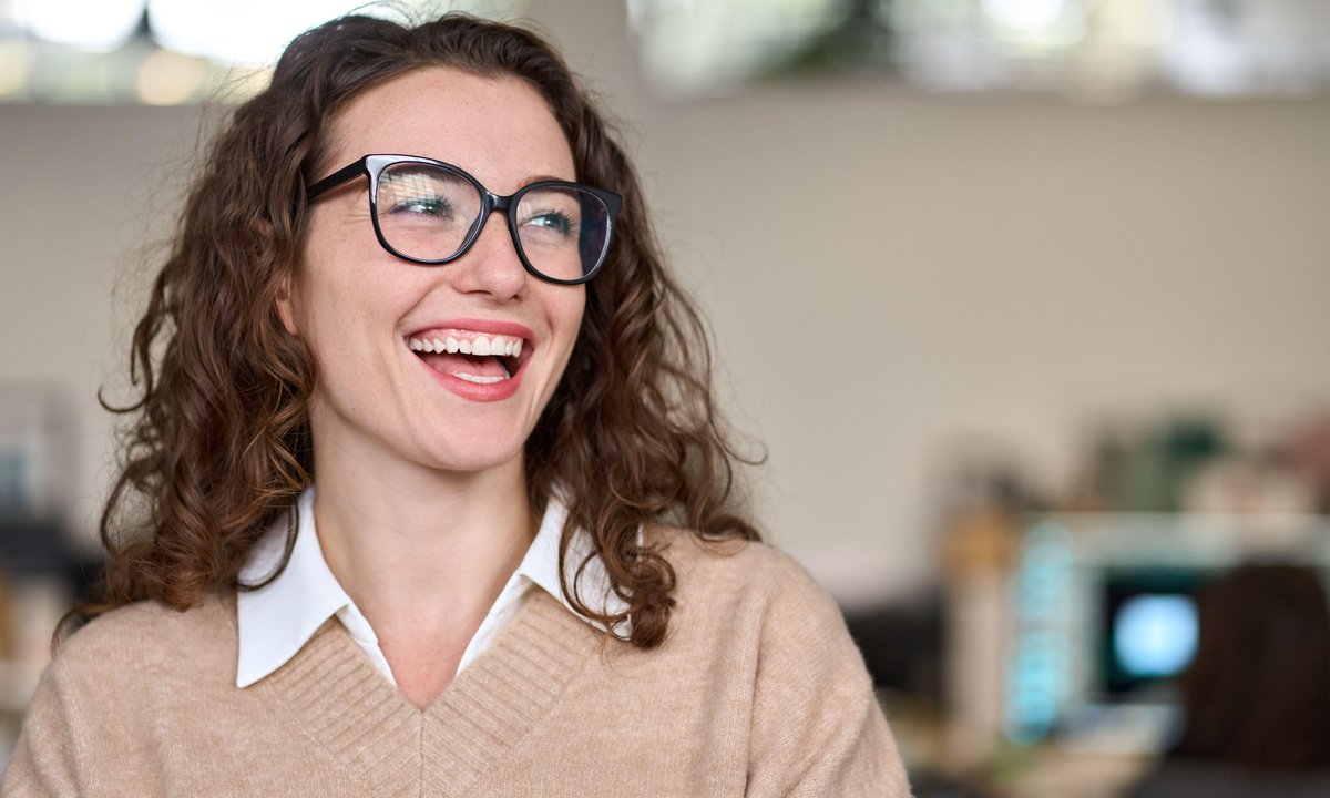 Śmiejesz się w nieodpowiednim momencie? Naukowcy wiedzą, czemu to robisz