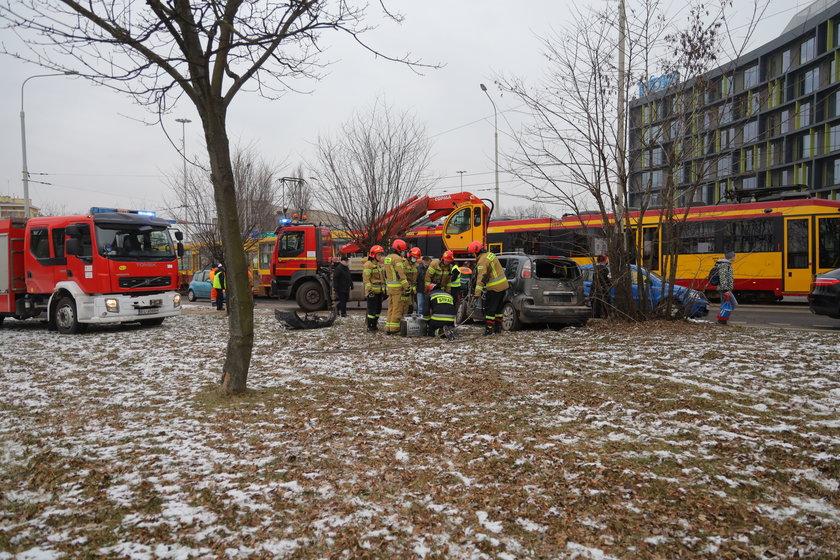 Auto zakleszczone między tramwajami