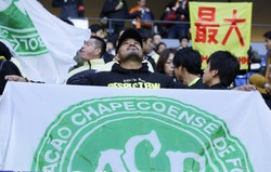 Jeden z piłkarzy Chapecoense, który przeżył katastrofę samolotu wciąż nie wie o śmierci kolegów