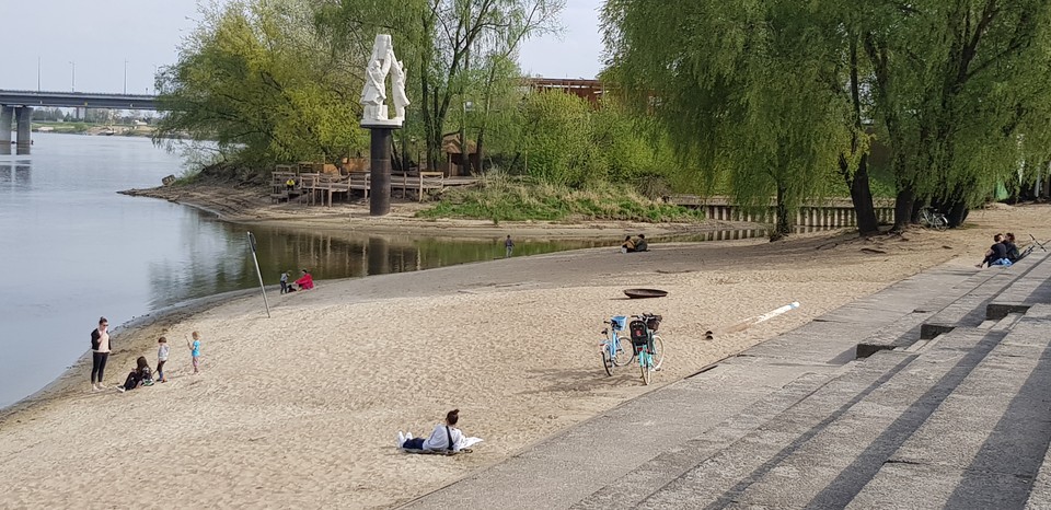 Coraz niższy stan Wisły w Warszawie