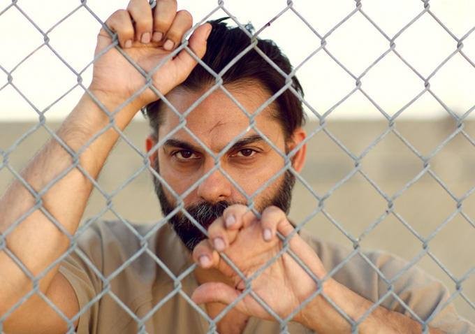 Peyman Moaadi jako Ali Amir w filmie 'Camp X-Ray'