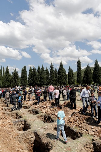 Setki wykopanych grobów dla ofiar katastrofy w kopalni