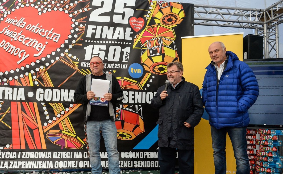Prezes Zarządu Fundacji Wielkiej Orkiestry Świątecznej Pomocy Jerzy Owsiak (L), dyrektor programowy TVN Edward Miszczak (C) oraz członek zarządu TVN Adam Pieczyński,