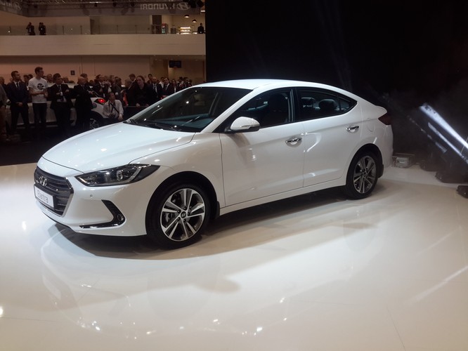 Hyundai w Poznaniu przygotował nie tylko polską, ale także europejską premierą modelu Elantra szóstej generacji. Do krajowej oferty trafi moto wolnossący o mocy 128KM i diesel o mocy 136 KM. W nowym modelu kierowcy będą mieli do dyspozycji m.in. duży dotykowy wyświetlacz, a także fotel kierowcy ze zintegrowanym systemem pamięci.