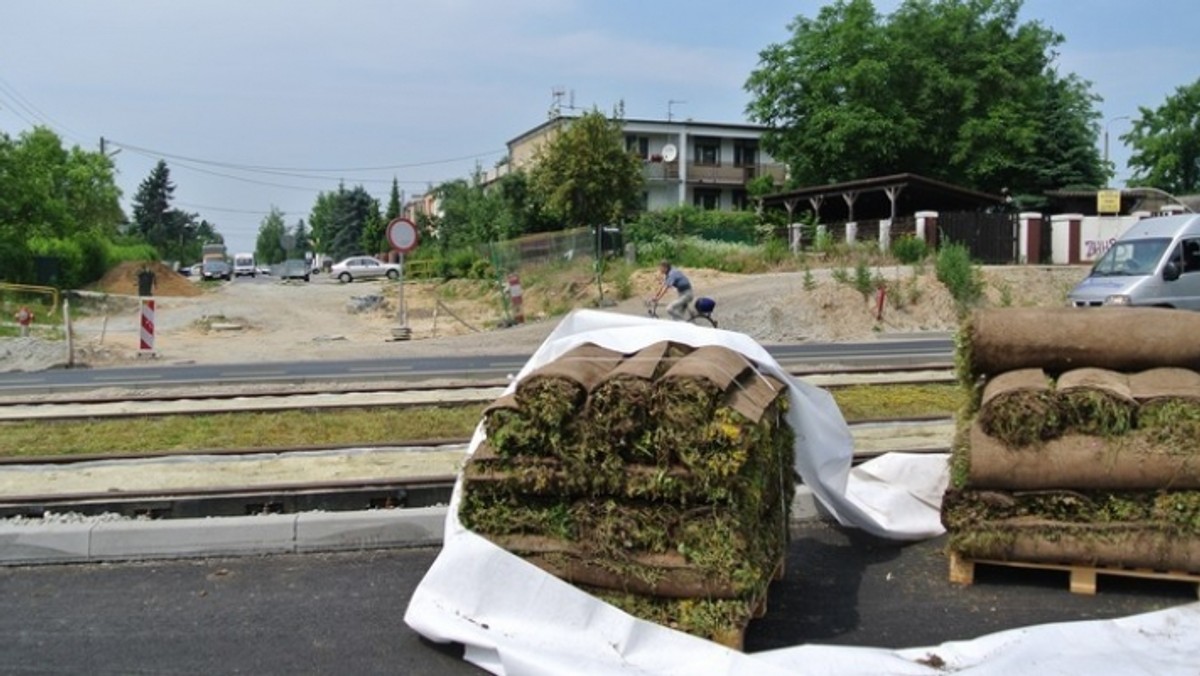 Zapewnienie bezkolizyjnego i bezpiecznego poruszania się pasażerów, pracowników budowy i sprzętu budowlanego, stworzenie tymczasowego oznakowania przejść dla pieszych i ruchu samochodowego oraz zabezpieczenie wszelkich instalacji wystającym ponad poziom peronu - takie warunki postawił Powiatowy Inspektor Nadzoru Budowlanego, by Grunwaldzką mogły pojechać tramwaje.