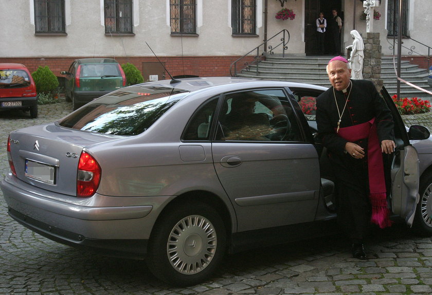 Duchowni w drogich samochodach