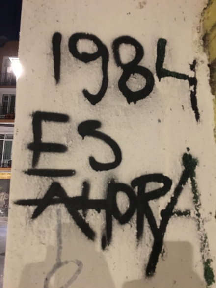 1984 jest teraz, graffiti w j hiszpańskim (fot victorgrigas, CC0 10 Universal (CC0 10) Przekazanie do Domeny Publicznej)