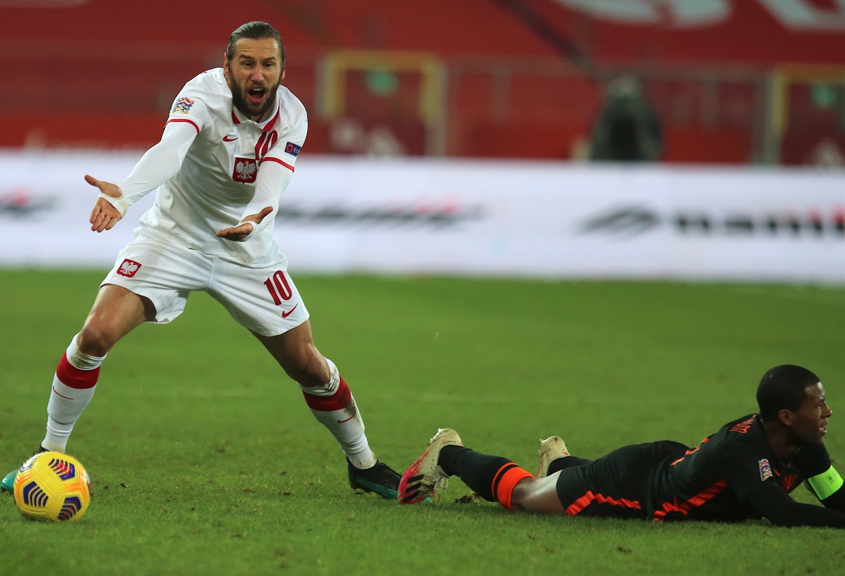Grzegorz Krychowiak (L) i Georginio Wijnaldum (P) z Holandii podczas meczu grupy A1 piłkarskiej Ligi Narodów w Chorzowie