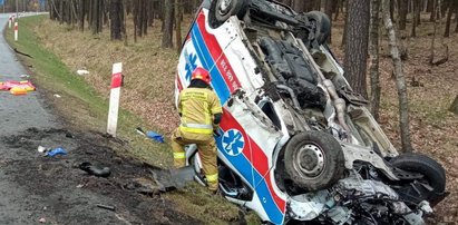 Tychy: Karetka wylądowała w rowie. Do akcji skierowano LPR