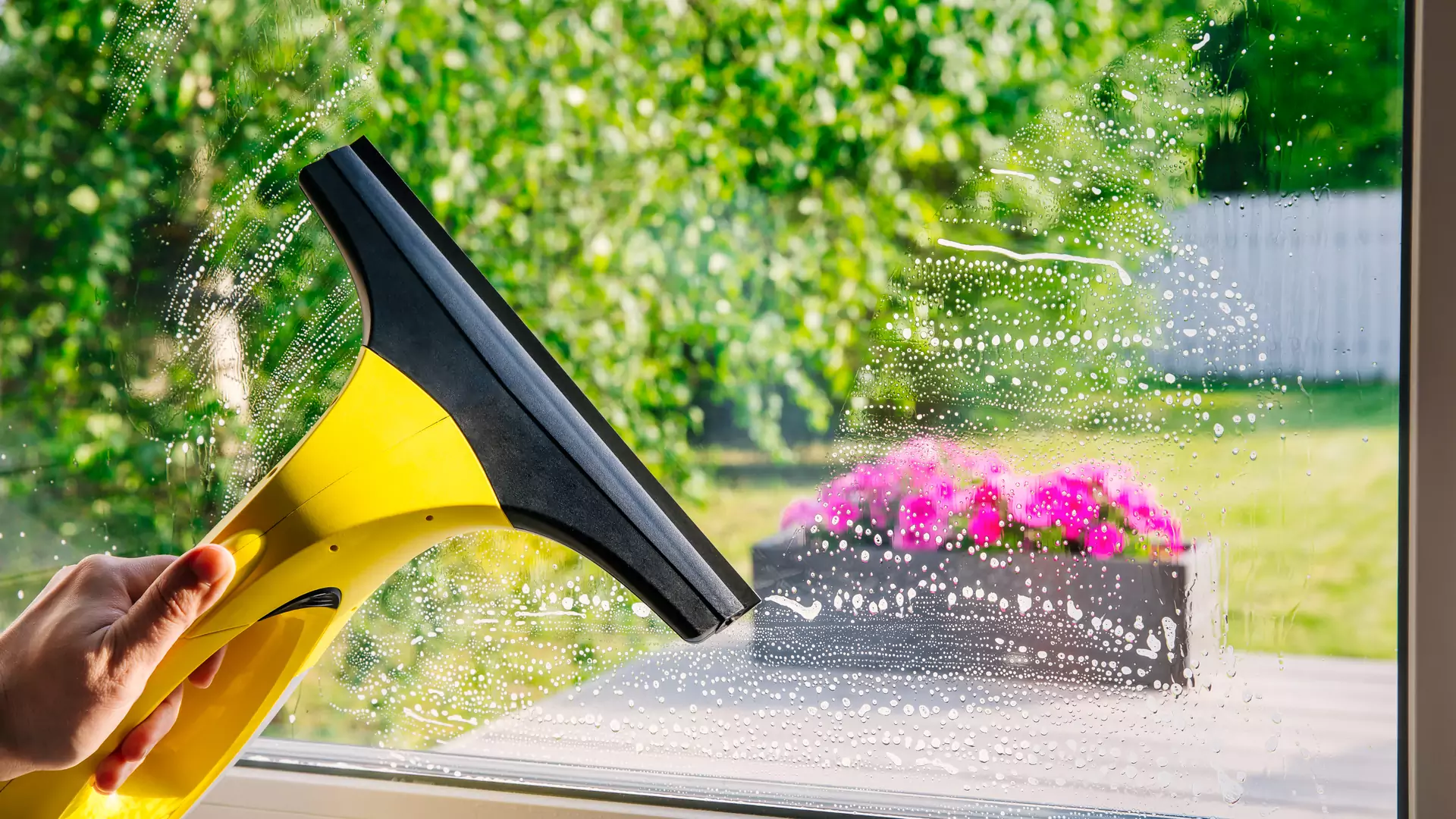 Parownica czy myjka do okien? Z tymi sprzętami polubisz sprzątanie 