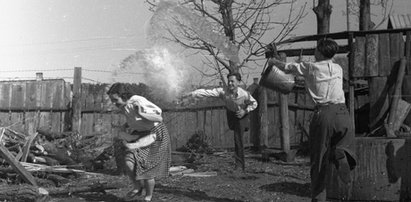 Lany Poniedziałek. Tak kiedyś obchodzono śmigus-dyngus [ZDJĘCIA]