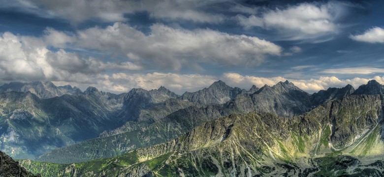 "Giewont, Kasprowy, Rysy uginają się pod ciężarem kolorowych kurtek". Tłumy turystów na szlakach