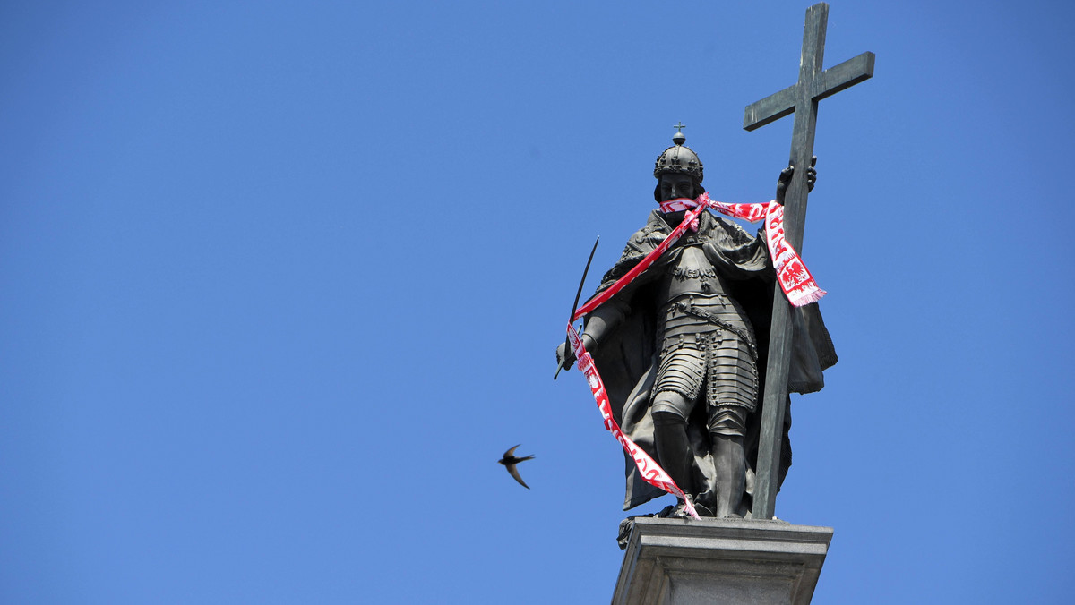 Sześciometrowy szalik kibicowski zawisł dzisiaj na pomniku króla Zygmunta III Wazy Warszawie. Zawiesiła go wiceprezydent Warszawy Renata Kaznowska.