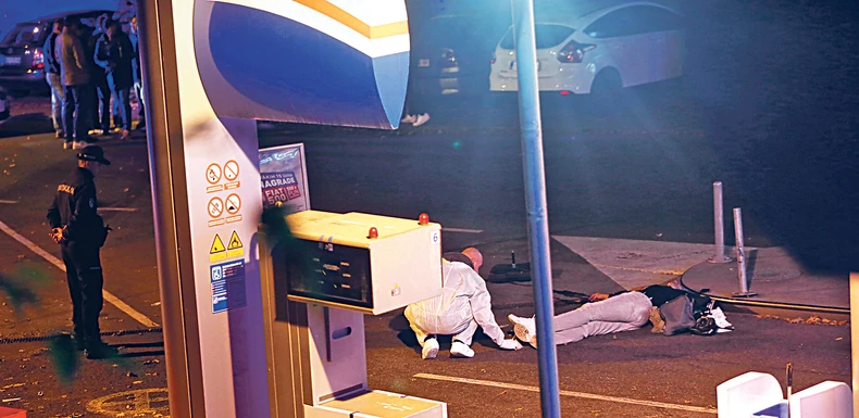 Ljubomir Marković, jedan od vođa "Alkatraza", ubijen je u petak uveče na Voždovcu kada ga je nepoznati muškarac izrešetao sa šest hitaca. Ubistvo je snimilo 15 kamera