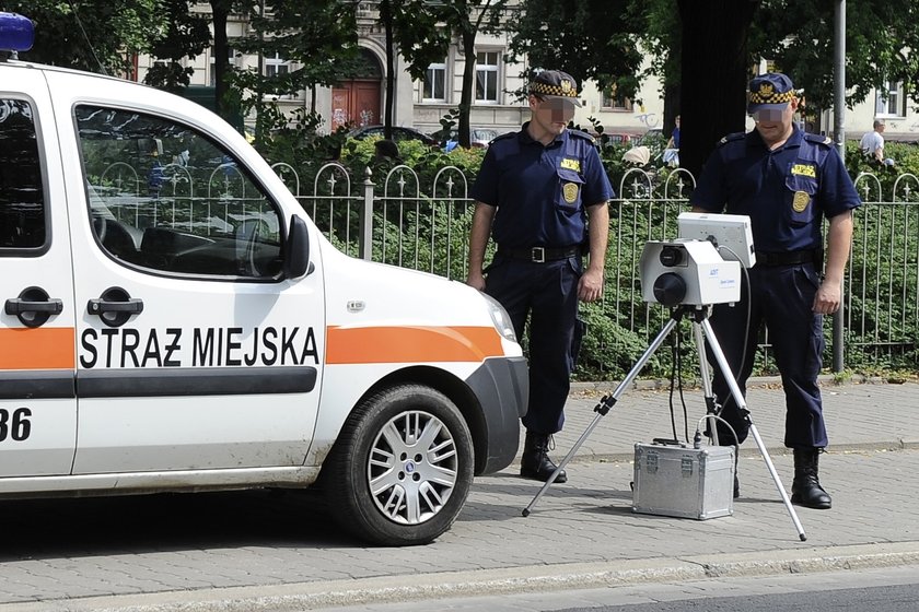 Strażnicy iejscy z fotoradarem