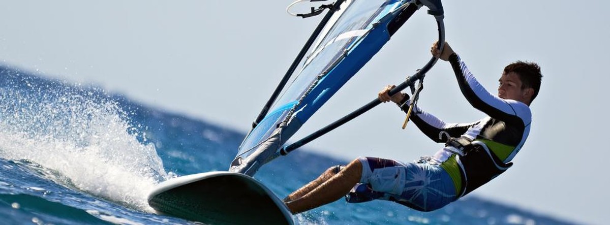 Młodzi sportowcy są bardziej zmotywowani i zaangażowani w pracę zespołu, gdy mają indywidualny kontakt z trenerem i są przez niego postrzegani nie tylko jako skuteczni zawodnicy, ale także jako ludzie funkcjonujący poza sportem – wynika z badań przeprowadzonych na Uniwersytecie SWPS. Aleksandra Krukowska, obecnie absolwentka psychologii w języku angielskim Uniwersytetu SWPS w Warszawie, w ramach pracy magisterskiej postanowiła zbadać problematykę stylu przywódczego trenera w sporcie młodzieżowym. Pod naukowym okiem uznanych psychologów sportu, prof. Artura Poczwardowskiego z Denver University i dr. Dariusza Parzelskiego z Uniwersytetu SWPS, przebadała 12 młodych siatkarzy i ich trenera. Wykazała, że młodzi zawodnicy, traktowani przez trenera indywidualnie, mający z nim dobry, bliski kontakt i wsparcie w rozwoju, wykazują wysoki poziom motywacji i zaangażowania w sporcie. Wyniki zaprezentuje w Atlancie podczas konferencji psychologii sportu organizowanej przez Association for Applied Sport Psychology (AASP) w październiku 2012 roku.