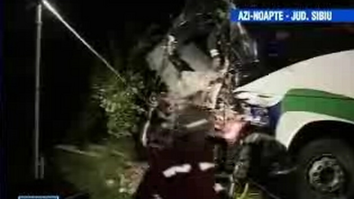 W Rumunii, w miejscowości Saliste koło Sibiu, doszło do wypadku polskiego autokaru, przewożącego 52 osoby - poinformowała TVN 24. Dwie osoby zostają w szpitalu, dwie wracają do Polski, a pozostali kontynuują podróż.