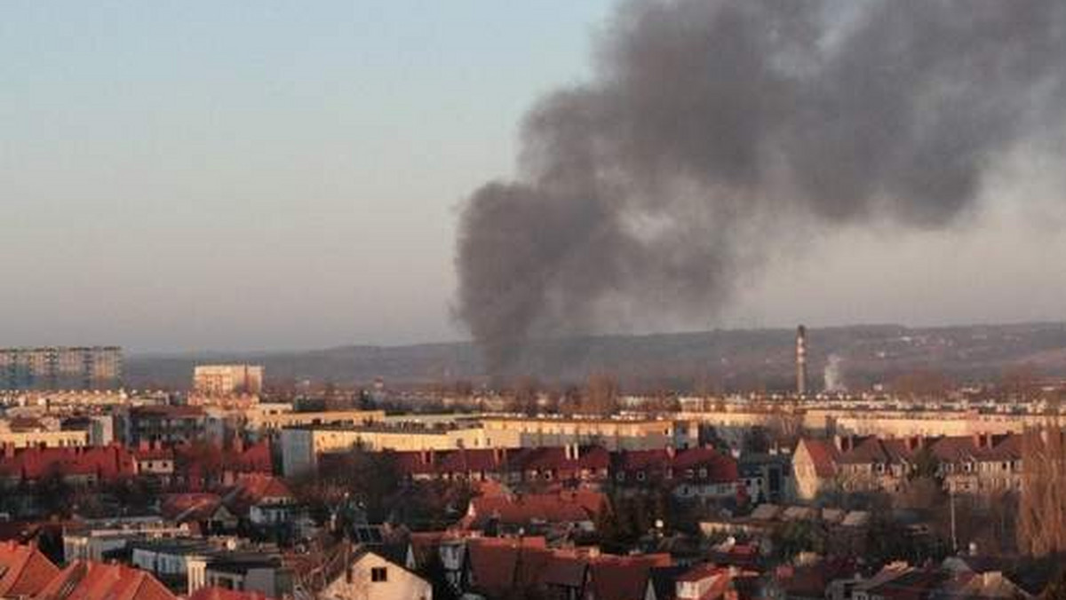 Dym pochodzący z pożaru budynku gospodarczego przy ul. Poniatowskiego widać było prawie z każdego miejsca w mieście.