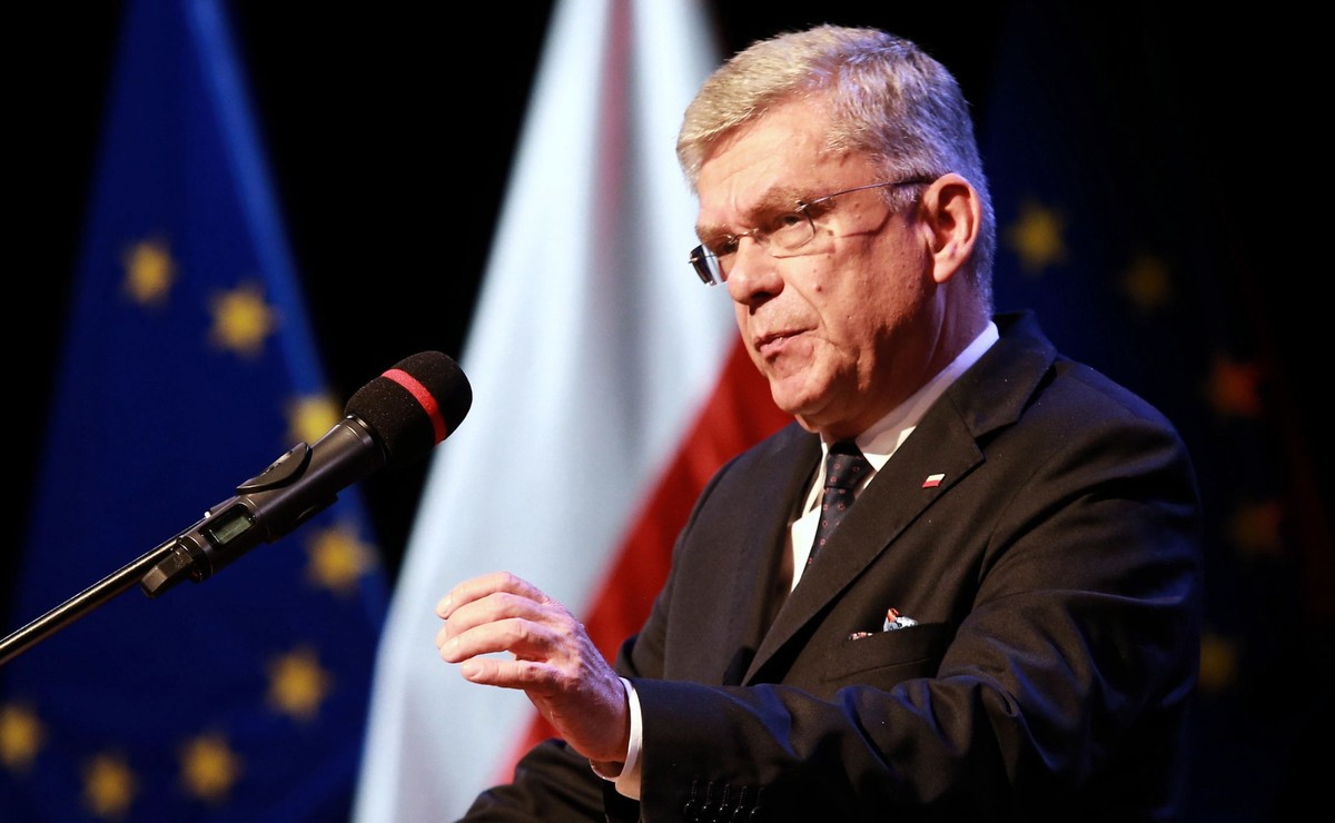 "To jest sytuacja bardzo trudna dla nas polityków, bo nam politykom, szczególnie tym, którzy należą do formacji, która sprawuje władzę zależy na tym żeby obniżać emocje, żeby szanować się nawzajem, kłócić spierać, dochodzić swoich racji, prowadzić dialog, ale żeby ten dialog był prowadzony we wzajemnym szacunki i żeby w ogóle był prowadzony" - mówił Karczewski w Radiu Maryja.