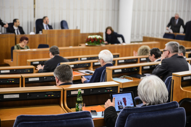 Senat z poprawkami przyjął ustawę o podatku bankowym